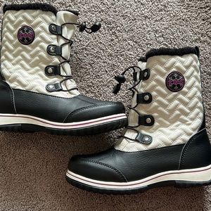 Girls size 4 totes lined winter boots
